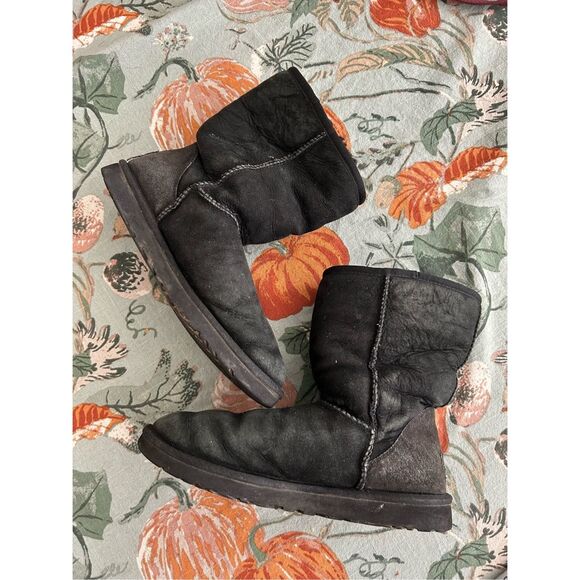 UGG Australia Classic Short Boots in Black, Winter Shearling, Size 8 - Picture 1 of 9